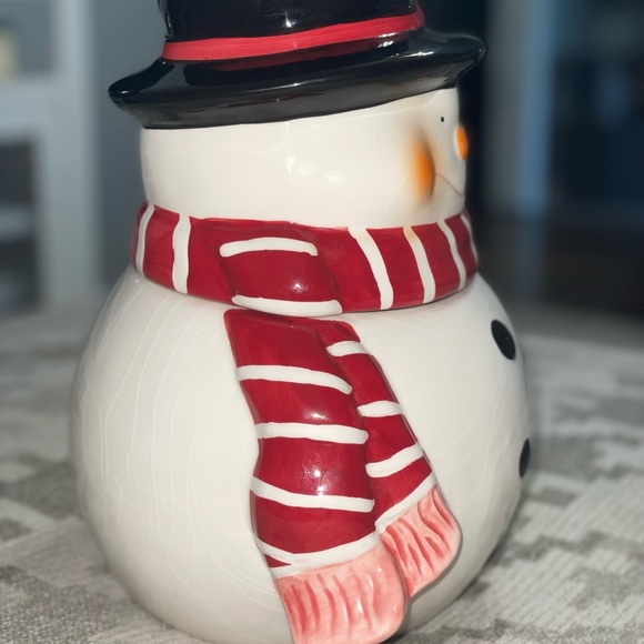 Vintage, handmade, hand painted snowman cookie jar. Dimensions are ~11”H/ ~7”W - Picture 3 of 6